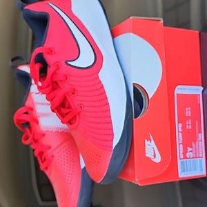 Youth Nike Team Hustle Quick 2 Junior, size 4Y